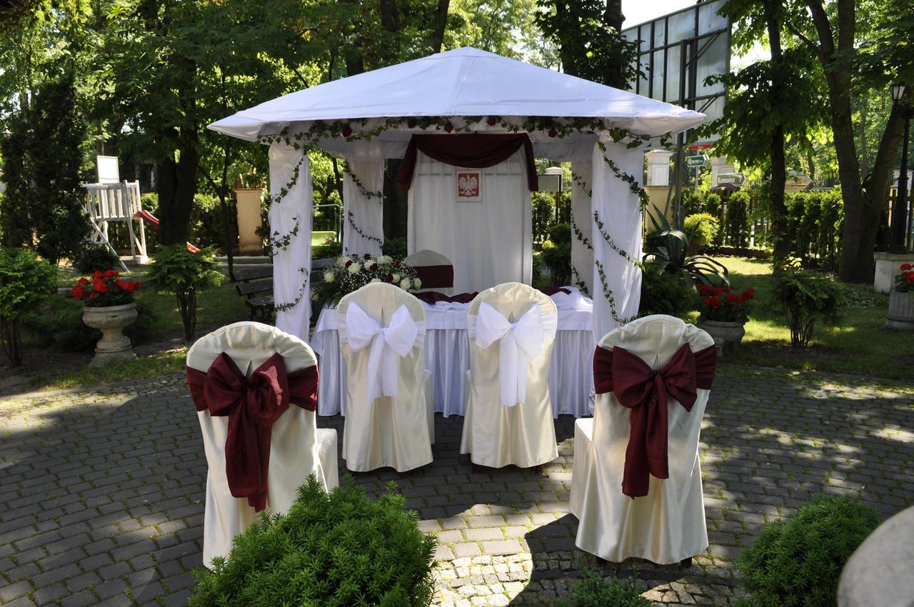 Dworek Biala Dama Nieborów エクステリア 写真
